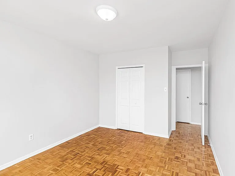 240 Mohawk Rd E — Photo 11