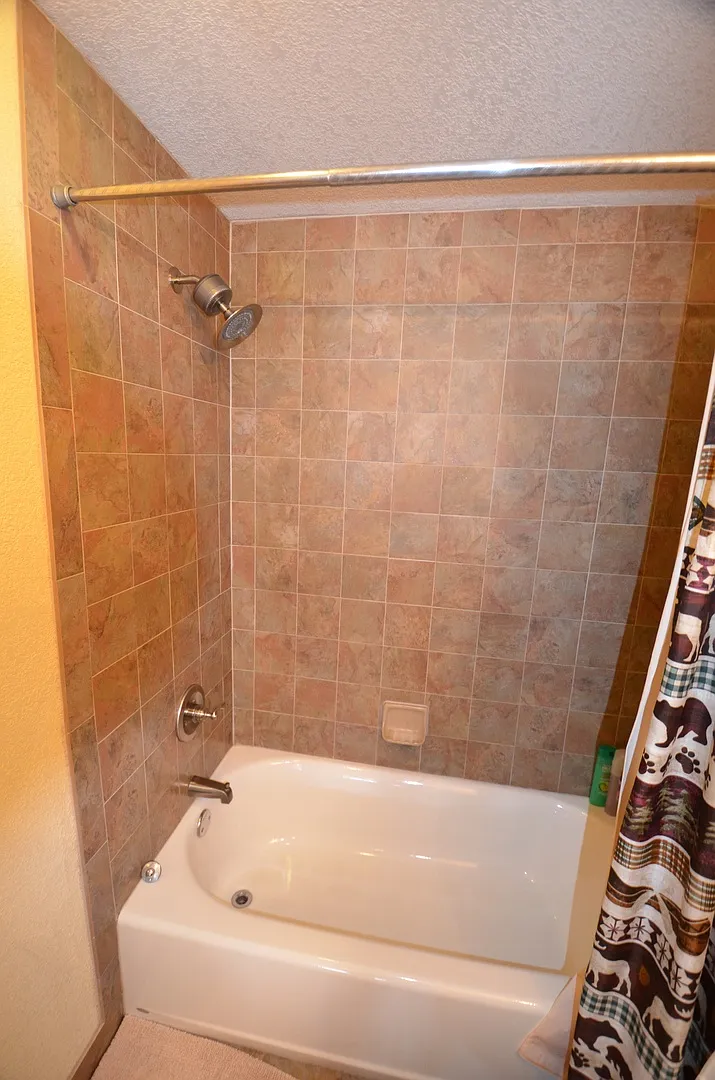 Walk out front door to Lake Dillon! Yacht Club Condo! Furnished! Great Natural Light! — Photo 4