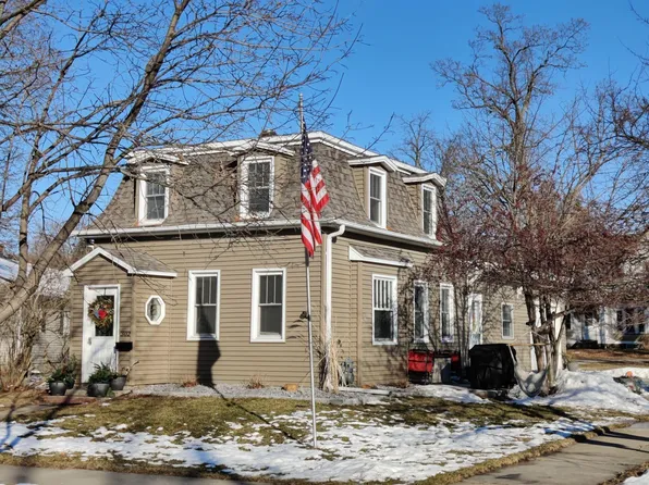 302 Iowa Ave, Decorah, IA 52101