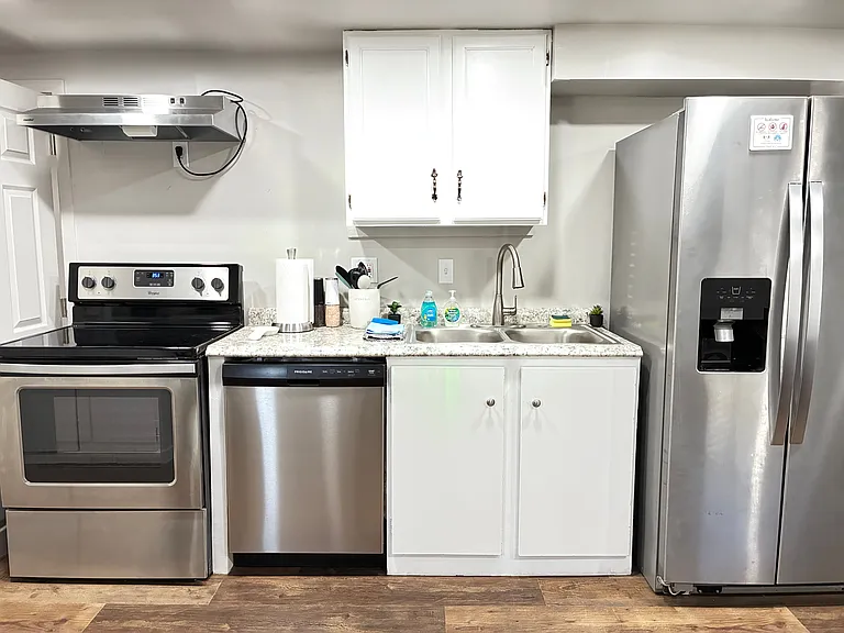 2 bed, 1.0 bath, 1024 sqft, $2,000 — Photo 37