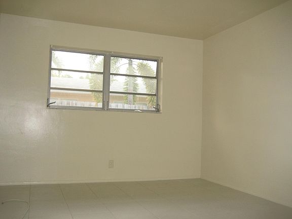 4th image of 716 SE 16th St APT 2