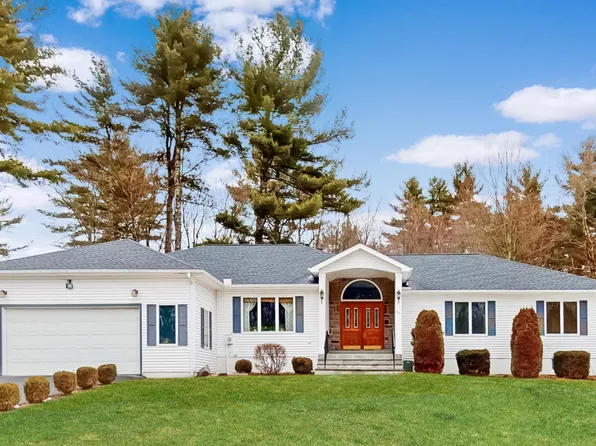 100 Stonegate Ct, Dingmans Ferry, PA 18328