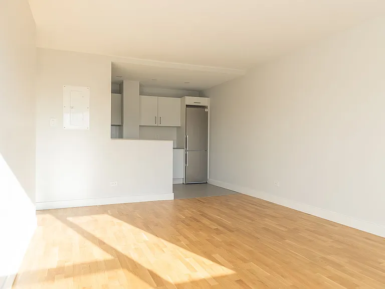 111 Lawton Blvd — Photo 28