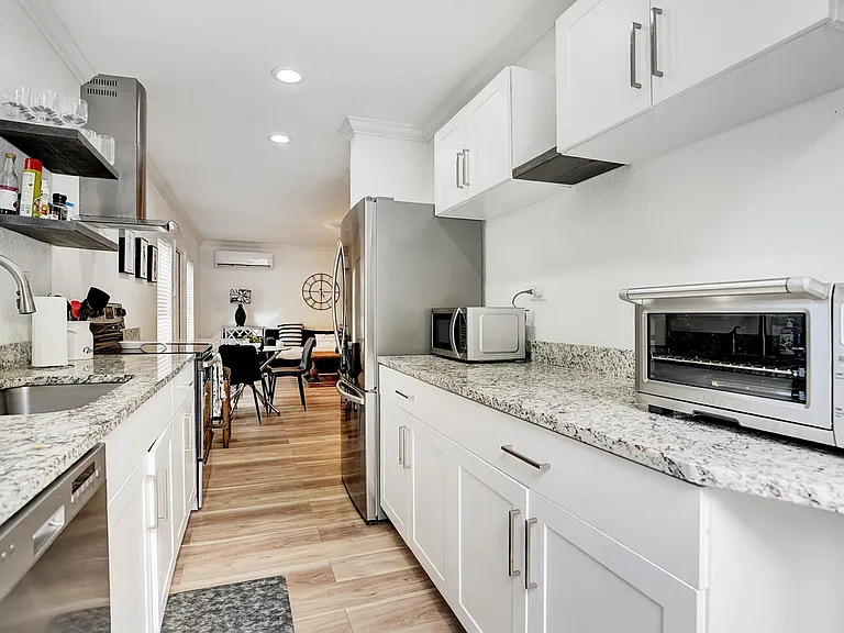 311 SE 3rd Ave — Photo 44