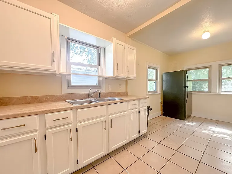 219 S Florence Ave — Photo 7