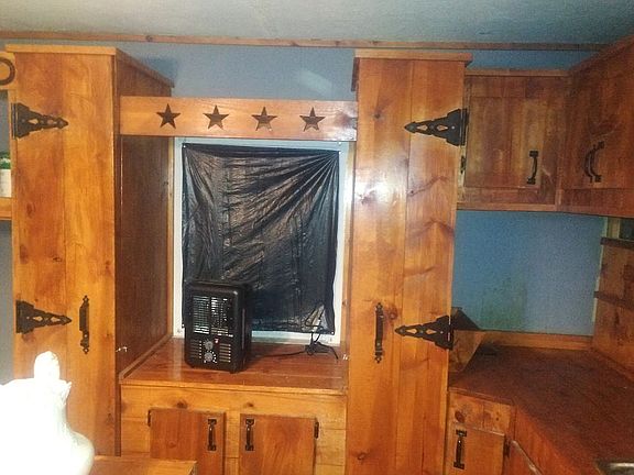 Kitchen woodwork with island