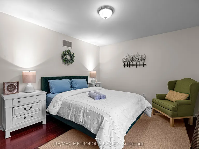 552 Feathergrass Cres #MAIN UPPER — Photo 29