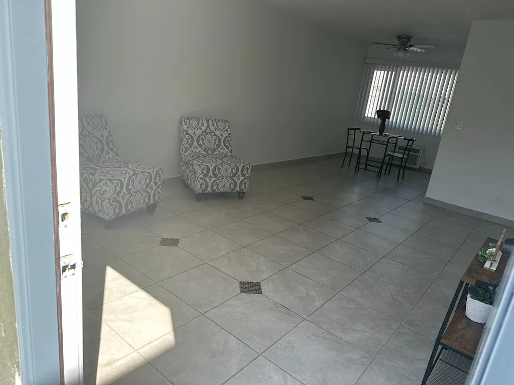 2 bed, 1045 sqft, $2,095 — Photo 2