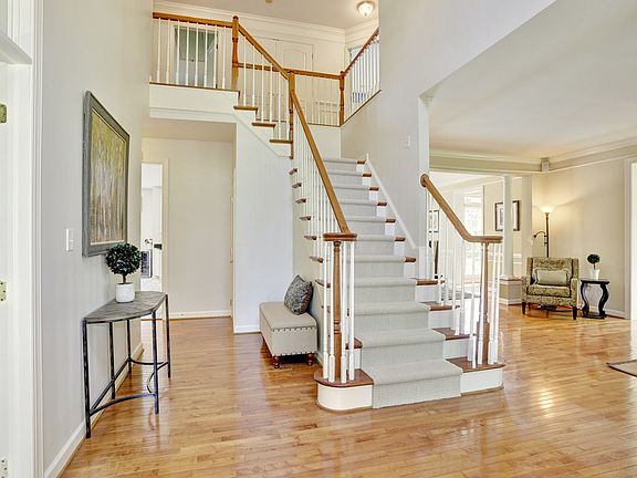 Elegant 2-story Foyer