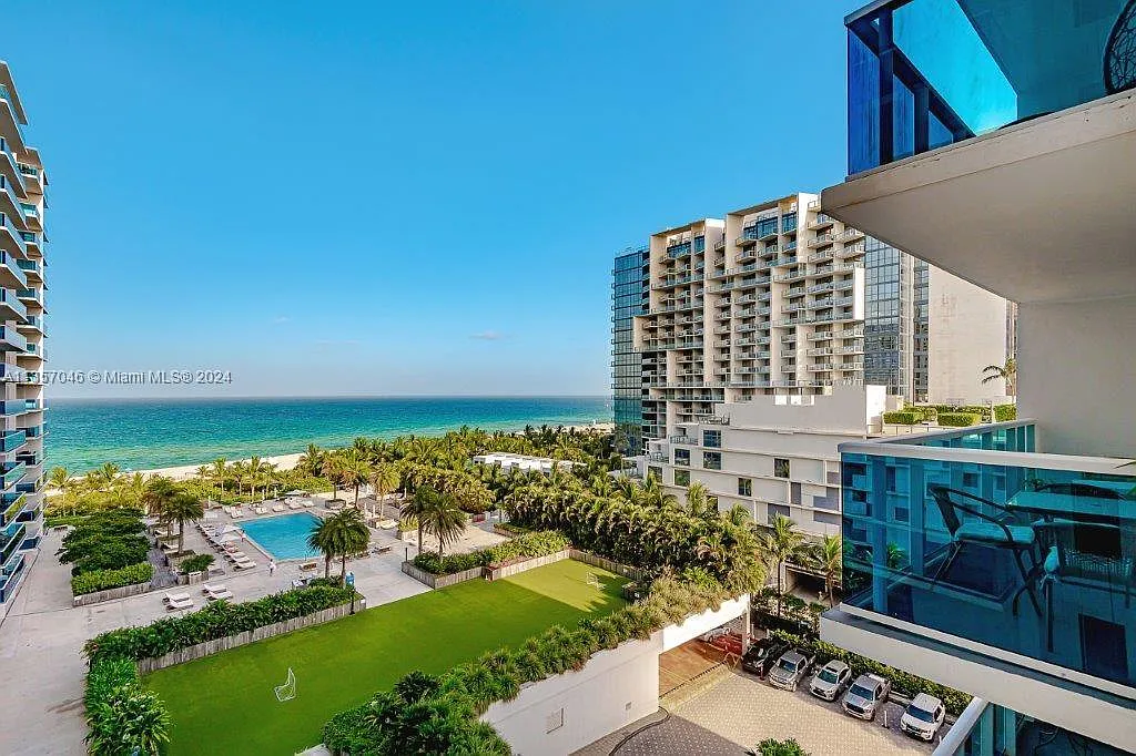 Roney Palace Condo — Photo 1