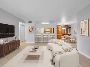 Royal Palm Place, Miami, FL 33196