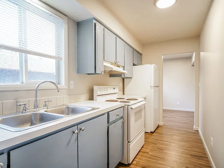 Willow Lake Apartments — Photo 17