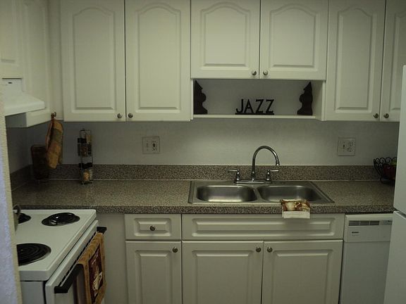 3rd image of 5618 Napoleon Ct APT B