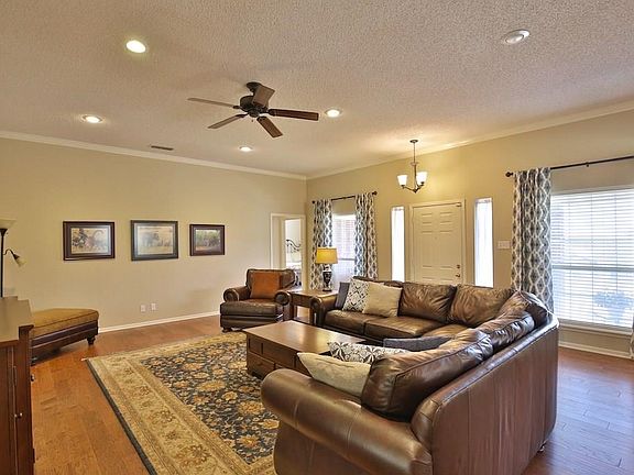 4th image of 701 Green Valley Dr