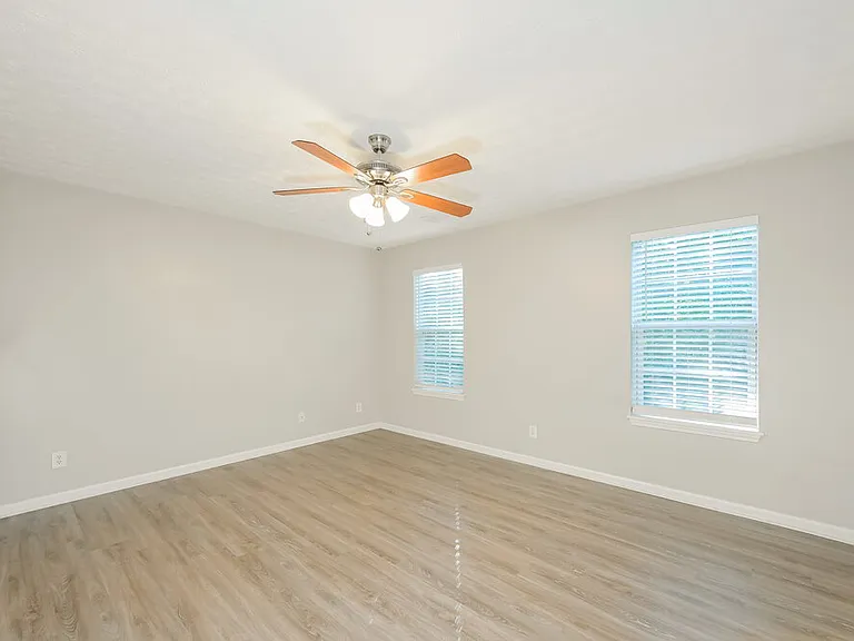 172 Williamsburg Way — Photo 9