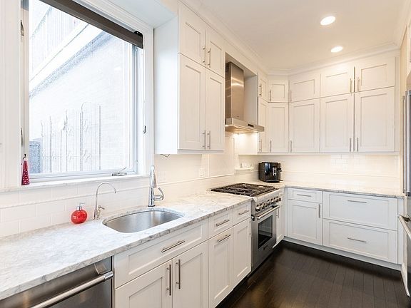 5th image of 33 Pond Ave #Penthouse 1215