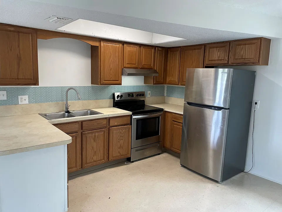 1520 N Saturn Ave #8