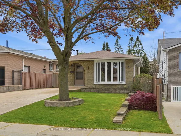 300 Eaglewood Dr, Hamilton, ON L8W 1T5