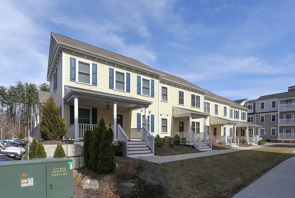 2 bed, 2.5 bath, 1058 sqft, $3,600 — Photo 2