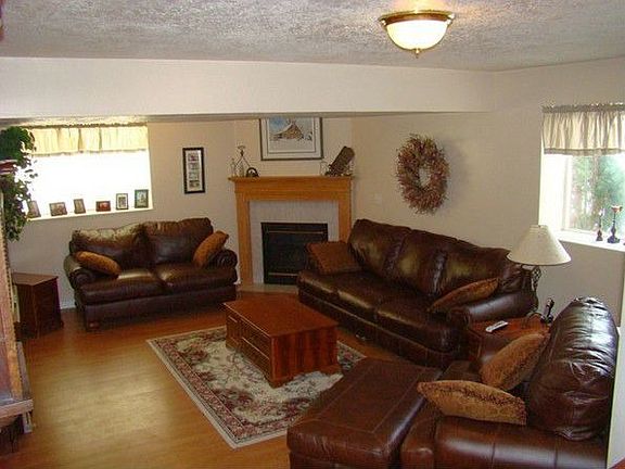 Family room w/ gas fireplace