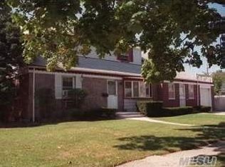 523 Argyle Rd, Mineola, NY 11501