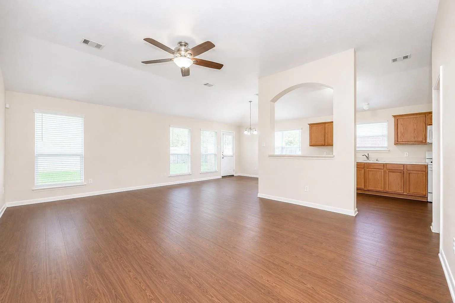 3 bed, 2.0 bath, 1528 sqft, $1,895 — Photo 3