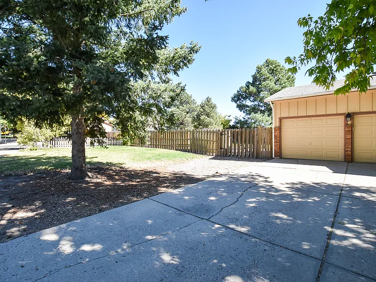 4925 Hackamore Dr N — Photo 29