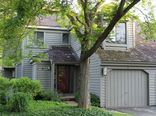 2416 Oak Hill Rd #1061, Lake Barrington, IL 60010