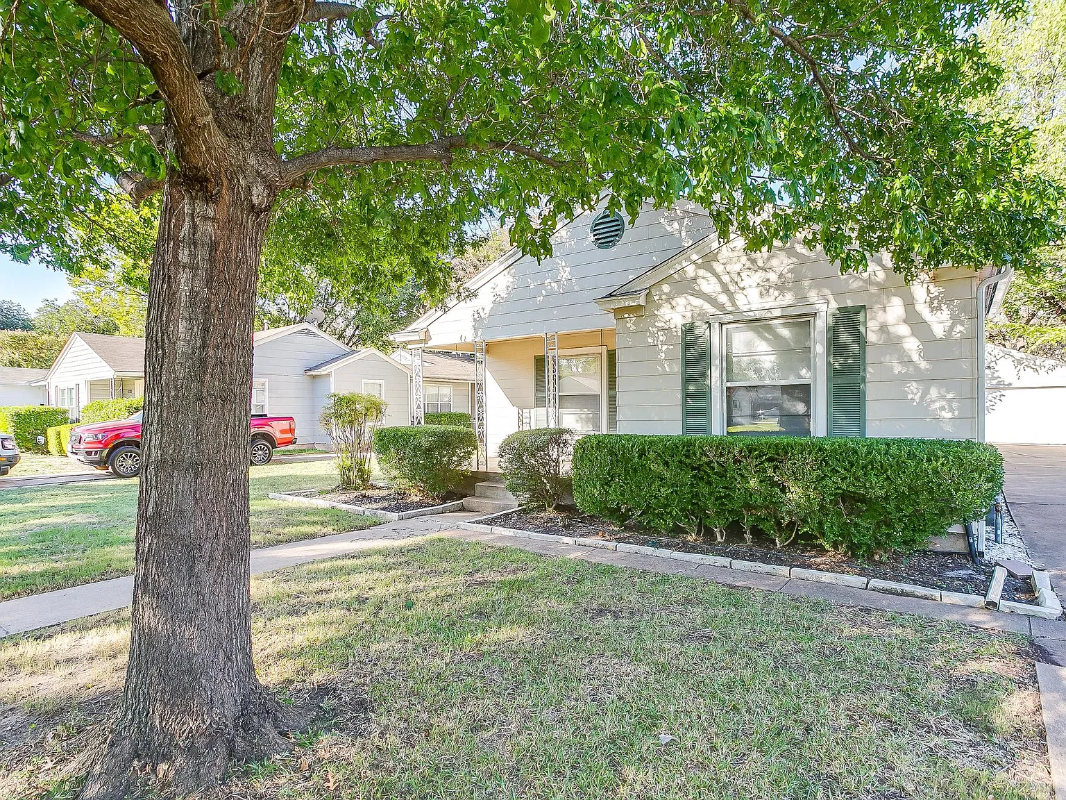 3 bed, 1280 sqft, $2,300 — Photo 3