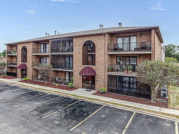 3rd image of 7112 W 108th St APT 101