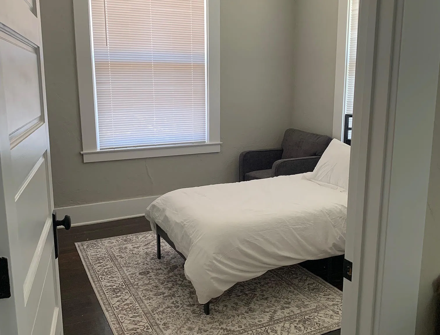 11 bed, 4096 sqft, $950 — Photo 1