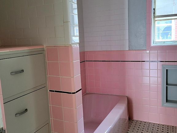 2nd image of 809 W 4th St #B