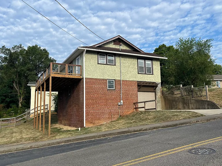 301 Highland Ave — Photo 21