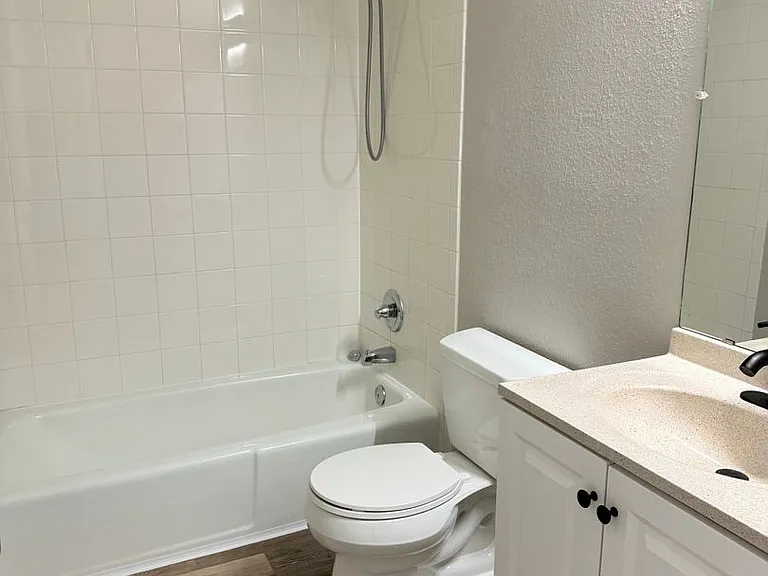 Cottonwood Creek Apartments — Photo 41