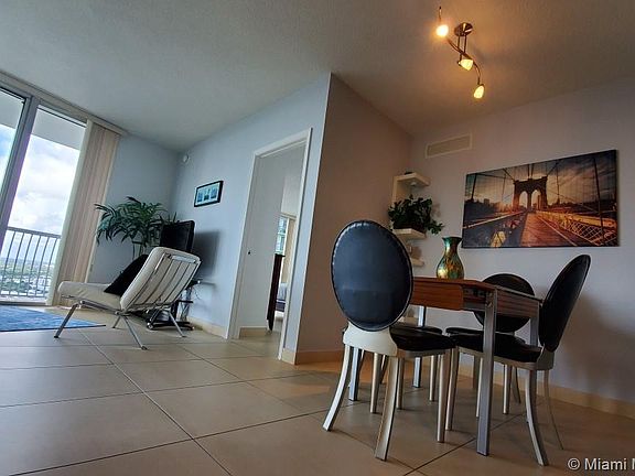 3rd image of 1750 N Bayshore Dr APT 2815