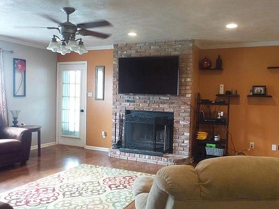 3rd image of 713 Jonquil Ln