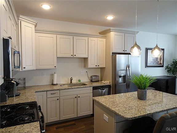 4th image of 935 Graystone Cir #81