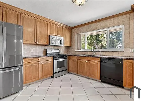 4 bed, 2073 sqft, $4,900 — Photo 4