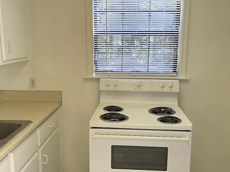 122 Brandon Ave — Photo 11