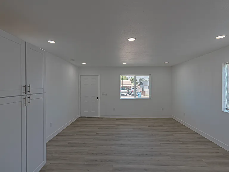 411 W Grove St — Photo 7