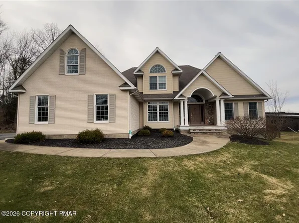 355 Lake Point Ave, Carbondale, PA 18407