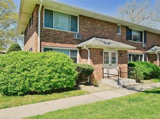 192 Edmunton Dr APT D1, North Babylon, NY 11703
