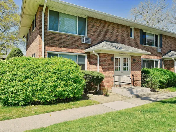 192 Edmunton Dr #D1, North Babylon, NY 11703