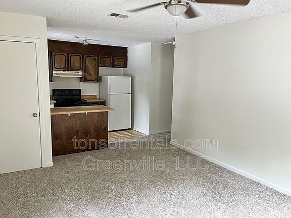4th image of 13 Melissa Ct Unit C