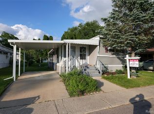 92 Cranberry Beach Blvd, White Lake, MI 48386