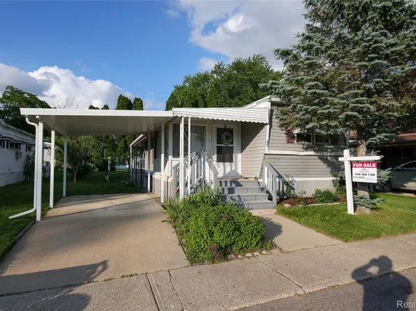 92 Cranberry Beach Blvd, White Lake, MI 48386