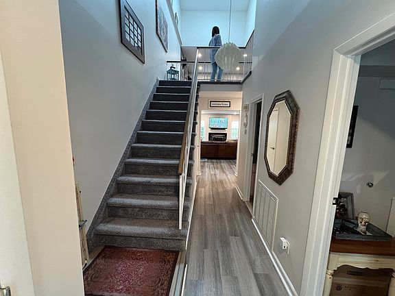 3rd image of 87 Woodlake Dr W