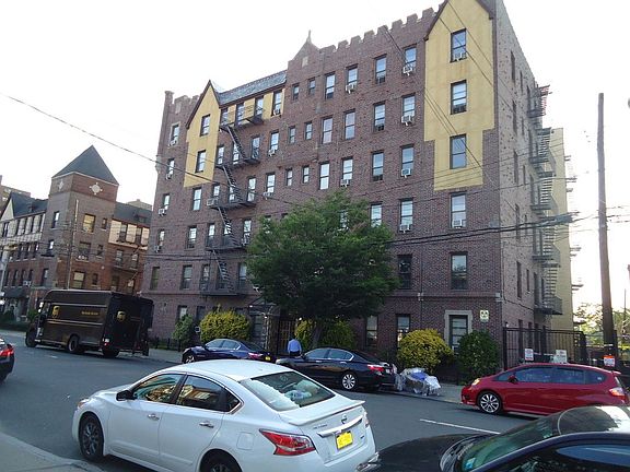 5th image of 32-16 Crescent St #3F