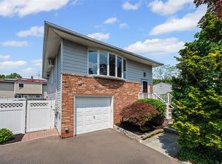 11 Trescott St, Dix Hills, NY 11746