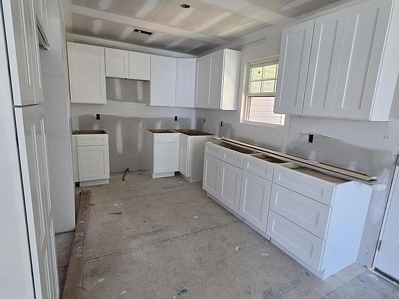 4th image of 717 Maple Dr SE